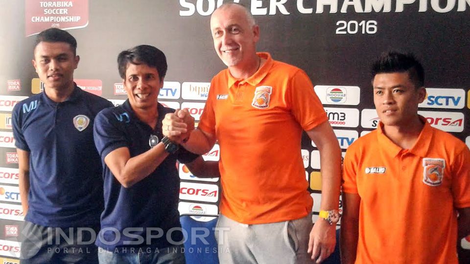 Konfrensi pers sebelum pertangdingan Arema Cronus vs Pusamania Borneo Copyright: &copy; Ian/Indosport